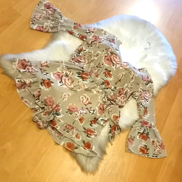 See You Monday Floral Trumpet Sleeved Romper - Picture 9 of 13